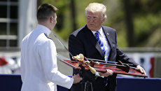На выпускной церемонии Академии морской пехоты США Дональду Трампу подарили длинную наградную саблю На выпускной церемонии Академии морской пехоты США Дональду Трампу подарили длинную наградную саблю