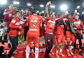 Игроки Спартака на церемонии вручения кубка чемпионов России после окончания матча 29-го тура чемпионата России по футболу среди клубов Премьер-лиги между командами ФК Спартак (Москва) и ФК Терек (Грозный) Игроки Спартака на церемонии вручения кубка чемпионов России после окончания матча 29-го тура чемпионата России по футболу среди клубов Премьер-лиги между командами ФК Спартак (Москва) и ФК Терек (Грозный)