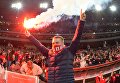 Болельщик Спартака на церемонии вручения кубка чемпионов России после окончания матча 29-го тура чемпионата России по футболу среди клубов Премьер-лиги между командами ФК Спартак (Москва) и ФК Терек (Грозный) Болельщик Спартака на церемонии вручения кубка чемпионов России после окончания матча 29-го тура чемпионата России по футболу среди клубов Премьер-лиги между командами ФК Спартак (Москва) и ФК Терек (Грозный)