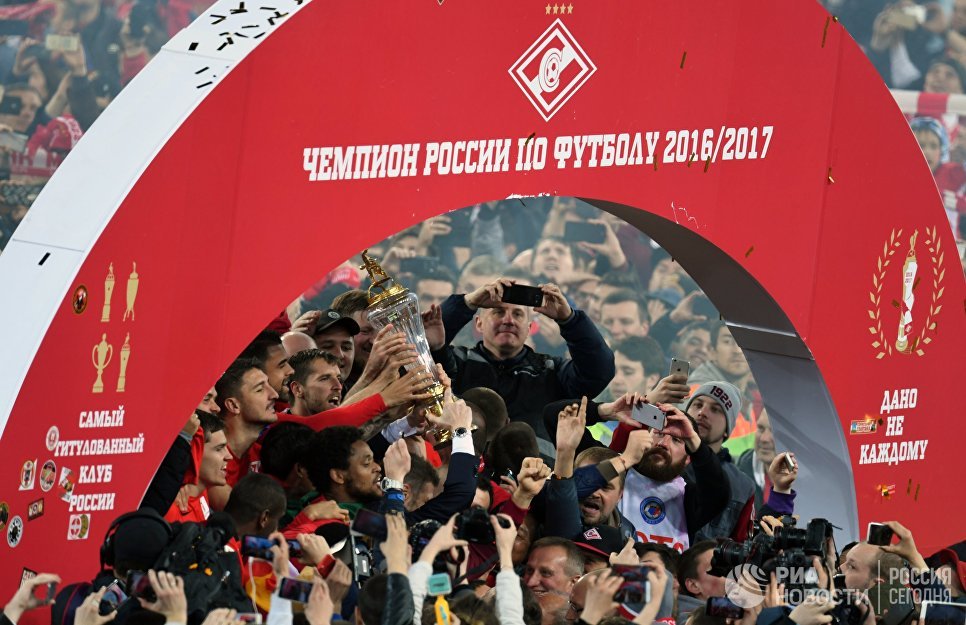 Игроки Спартака на церемонии вручения кубка чемпионов России после окончания матча 29-го тура чемпионата России по футболу среди клубов Премьер-лиги между командами ФК Спартак (Москва) и ФК Терек (Грозный) Игроки Спартака на церемонии вручения кубка чемпионов России после окончания матча 29-го тура чемпионата России по футболу среди клубов Премьер-лиги между командами ФК Спартак (Москва) и ФК Терек (Грозный)