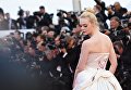 Актриса Эль Фаннинг на красной дорожке церемонии открытия 70-го Каннского международного кинофестиваля Актриса Эль Фаннинг на красной дорожке церемонии открытия 70-го Каннского международного кинофестиваля