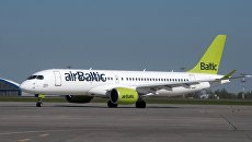 Самолет Bombardier CS300 латвийской авиакомпании airBaltic в аэропорту Шереметьево. Архивное фото Самолет Bombardier CS300 латвийской авиакомпании airBaltic в аэропорту Шереметьево. Архивное фото
