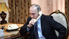 Владимир Путин во время телефонного разговора. Архивное фото Владимир Путин во время телефонного разговора. Архивное фото