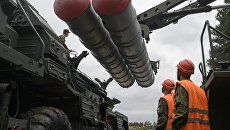 Перезарядка зенитного ракетного комплекса С-400 Триумф. Архивное фото Перезарядка зенитного ракетного комплекса С-400 Триумф. Архивное фото