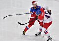 Игрок сборной России Сергей Плотников и игрок сборной Чехии Радим Шимек в матче 1/4 финала чемпионата мира по хоккею 2017 между сборными командами России и Чехии Игрок сборной России Сергей Плотников и игрок сборной Чехии Радим Шимек в матче 1/4 финала чемпионата мира по хоккею 2017 между сборными командами России и Чехии