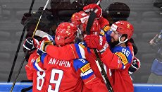 Игроки сборной России радуются заброшенной шайбе в матче 1/4 финала чемпионата мира по хоккею 2017 Игроки сборной России радуются заброшенной шайбе в матче 1/4 финала чемпионата мира по хоккею 2017