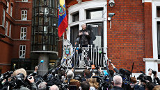 Сооснователь WikiLeaks Джулиан Ассанж на балконе посольства Эквадора в Лондоне. 19 мая 2017 Сооснователь WikiLeaks Джулиан Ассанж на балконе посольства Эквадора в Лондоне. 19 мая 2017