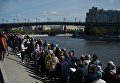 Верующие стоят в очереди к храму Христа Спасителя, где находится ковчег с мощами святителя Николая Чудотворца Верующие стоят в очереди к храму Христа Спасителя, где находится ковчег с мощами святителя Николая Чудотворца