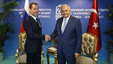 Председатель правительства РФ Дмитрий Медведев и премьер-министр Турции Бинали Йылдырым на саммите ОЧЭС в Стамбуле. 22 мая 2017 Председатель правительства РФ Дмитрий Медведев и премьер-министр Турции Бинали Йылдырым на саммите ОЧЭС в Стамбуле. 22 мая 2017