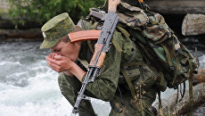 Пограничник отделения в селе Беляши (Джазатор) Пограничного управления ФСБ России по Республике Алтай патрулирует участок границы с Монголией в долине реки Джазатор. Архивное фото Пограничник отделения в селе Беляши (Джазатор) Пограничного управления ФСБ России по Республике Алтай патрулирует участок границы с Монголией в долине реки Джазатор. Архивное фото