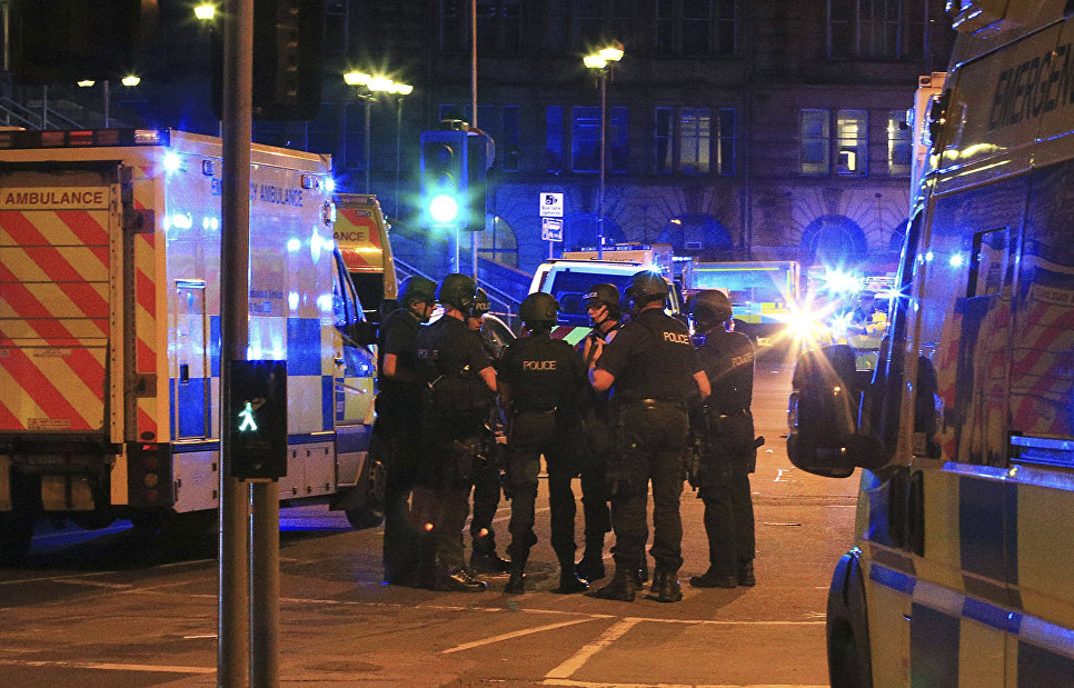 Полиция возле Манчестер-Арены, где прогремели взрывы, 23.05.2017