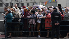 Верующие стоят в очереди к храму Христа Спасителя, где находится ковчег с мощами святителя Николая Чудотворца. 23 мая 2017 Верующие стоят в очереди к храму Христа Спасителя, где находится ковчег с мощами святителя Николая Чудотворца. 23 мая 2017