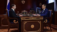 Председатель правительства РФ Дмитрий Медведев и губернатор Астраханской области Александр Жилкин. 23 мая 2017 Председатель правительства РФ Дмитрий Медведев и губернатор Астраханской области Александр Жилкин. 23 мая 2017
