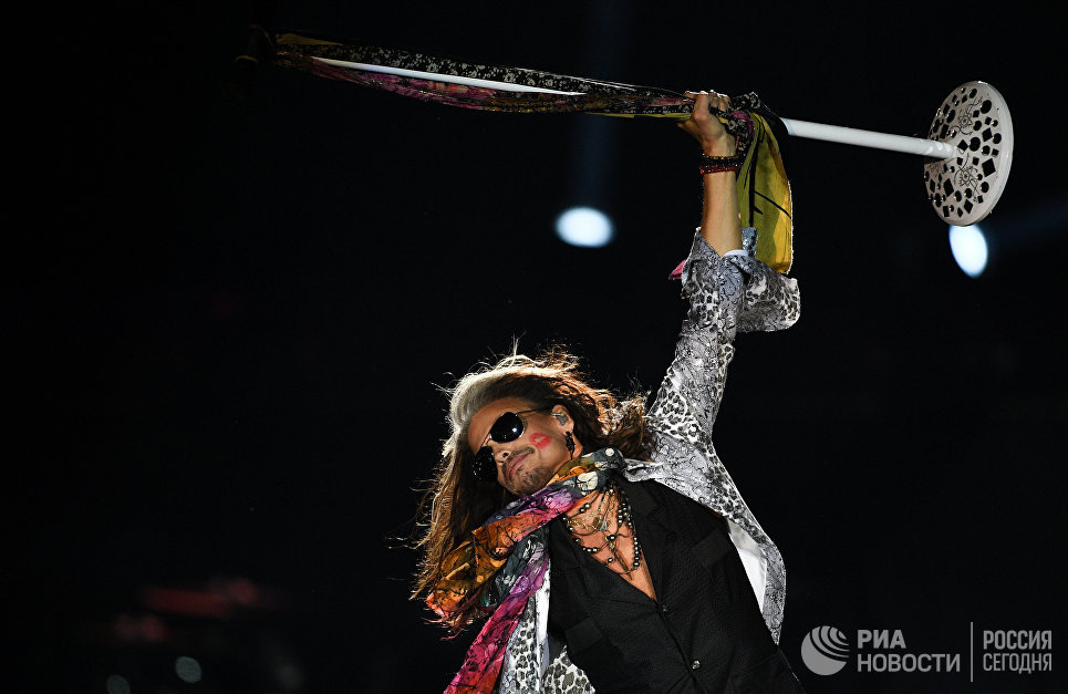 Солист американской группы Aerosmith Стивен Тайлер во время концерта в спорткомплексе Олимпийский в Москве Солист американской группы Aerosmith Стивен Тайлер во время концерта в спорткомплексе Олимпийский в Москве
