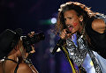 Солист американской группы Aerosmith Стивен Тайлер во время концерта в спорткомплексе Олимпийский в Москве Солист американской группы Aerosmith Стивен Тайлер во время концерта в спорткомплексе Олимпийский в Москве