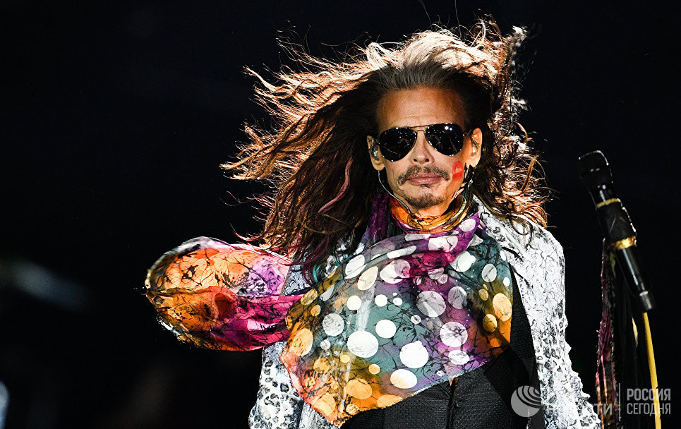 Солист американской группы Aerosmith Стивен Тайлер во время концерта в спорткомплексе Олимпийский в Москве Солист американской группы Aerosmith Стивен Тайлер во время концерта в спорткомплексе Олимпийский в Москве