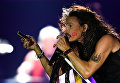 Солист американской группы Aerosmith Стивен Тайлер во время концерта в спорткомплексе Олимпийский в Москве Солист американской группы Aerosmith Стивен Тайлер во время концерта в спорткомплексе Олимпийский в Москве