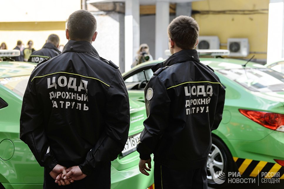 Сотрудники возле автомобилей новой службы ЦОДД Дорожный патруль Сотрудники возле автомобилей новой службы ЦОДД Дорожный патруль