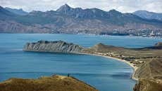 Мыс Хамелеон и поселок Коктебель в Крыму. Архивное фото Мыс Хамелеон и поселок Коктебель в Крыму. Архивное фото