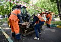 Работники коммунальных служб убирают поваленные деревья в одном из дворов Москвы Работники коммунальных служб убирают поваленные деревья в одном из дворов Москвы