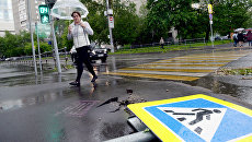 Дождь и ветер в Москве. Архивное фото Дождь и ветер в Москве. Архивное фото