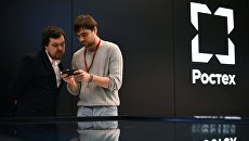 У стенда компании Ростех на выставке на Петербургском международном экономическом форуме 2017 У стенда компании Ростех на выставке на Петербургском международном экономическом форуме 2017
