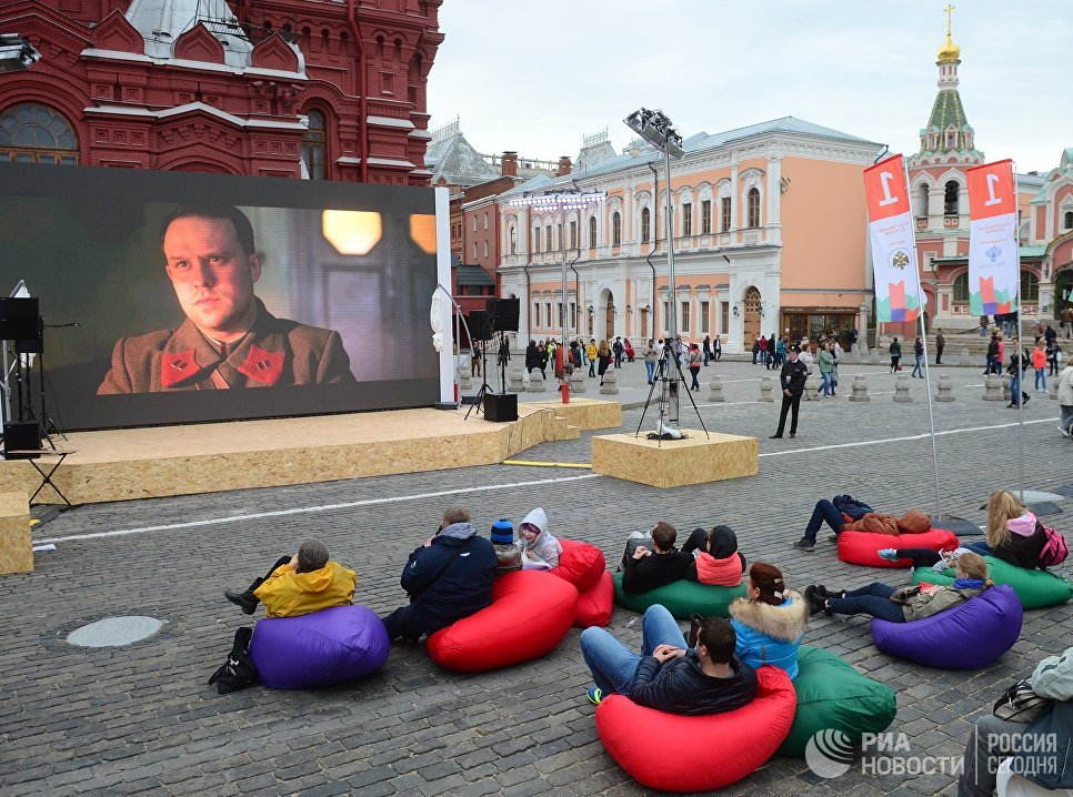 Посетители на книжном фестивале Красная площадь в Москве Посетители на книжном фестивале Красная площадь в Москве