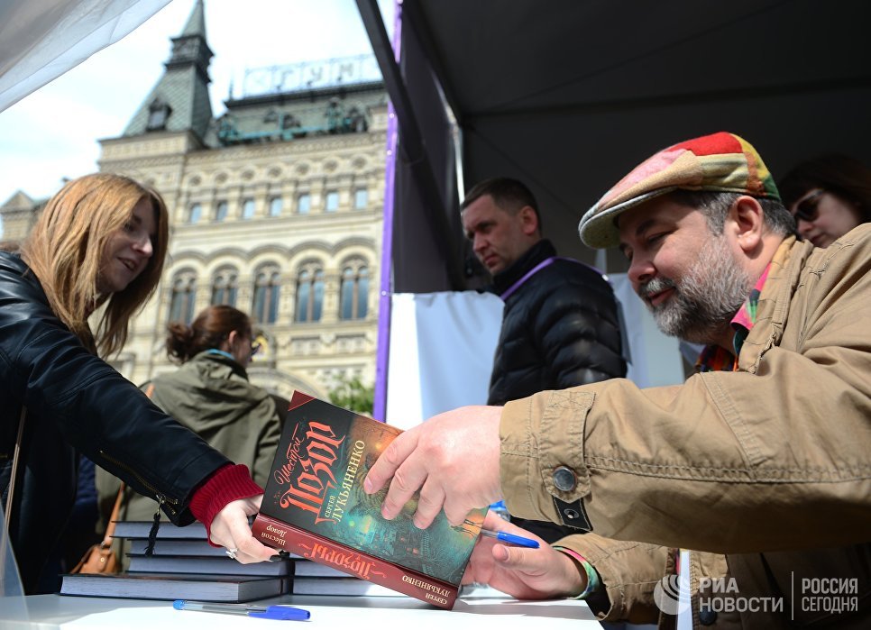 Писатель Сергей Лукьяненко на книжном фестивале Красная площадь в Москве Писатель Сергей Лукьяненко на книжном фестивале Красная площадь в Москве