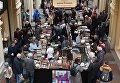 Посетители на книжном фестивале Красная площадь в Москве Посетители на книжном фестивале Красная площадь в Москве