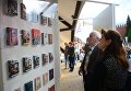 Посетители на книжном фестивале Красная площадь в Москве Посетители на книжном фестивале Красная площадь в Москве