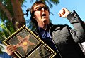Пол Маккартни получает именную звезду на Голливудской Аллее славы. 2012 год Пол Маккартни получает именную звезду на Голливудской Аллее славы. 2012 год
