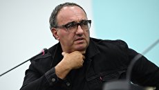 Продюсер Александр Роднянский во время мастер-класса на 28-м Открытом Российском кинофестивале Кинотавр в Сочи Продюсер Александр Роднянский во время мастер-класса на 28-м Открытом Российском кинофестивале Кинотавр в Сочи