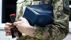 Сотрудница пограничной службы Украины на международном пункте пропуска через украинско-польскую границу Сотрудница пограничной службы Украины на международном пункте пропуска через украинско-польскую границу