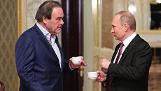 Президент РФ Владимир Путин и американский кинорежиссер Оливер Стоун во время интервью Президент РФ Владимир Путин и американский кинорежиссер Оливер Стоун во время интервью