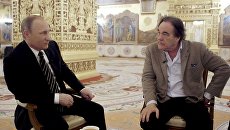 Президент РФ Владимир Путин и американский кинорежиссер Оливер Стоун во время интервью. Архивное фото Президент РФ Владимир Путин и американский кинорежиссер Оливер Стоун во время интервью. Архивное фото