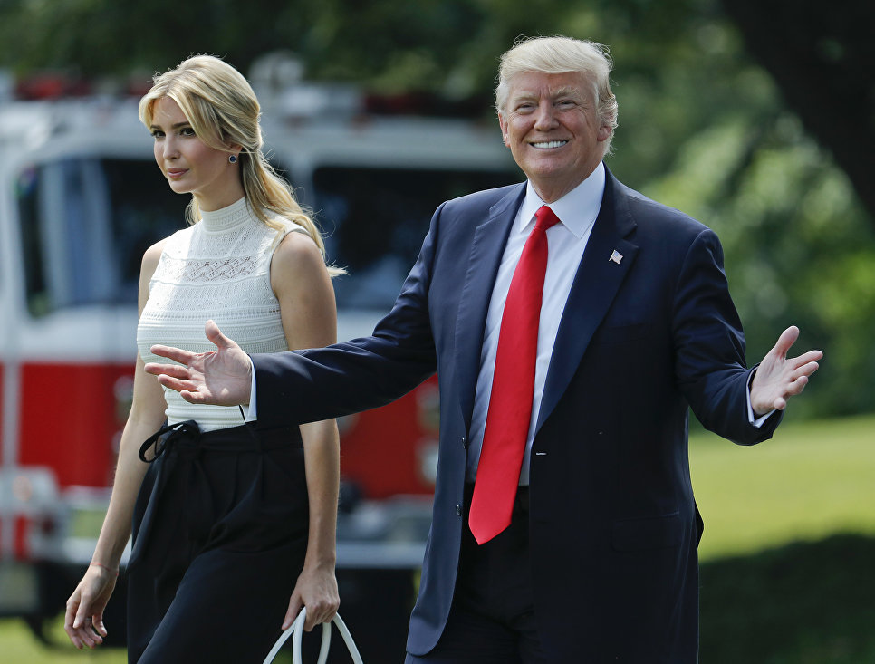 Президент США Дональд Трамп с дочерью Иванкой на Южной лужайке Белого дома в Вашингтоне Президент США Дональд Трамп с дочерью Иванкой на Южной лужайке Белого дома в Вашингтоне