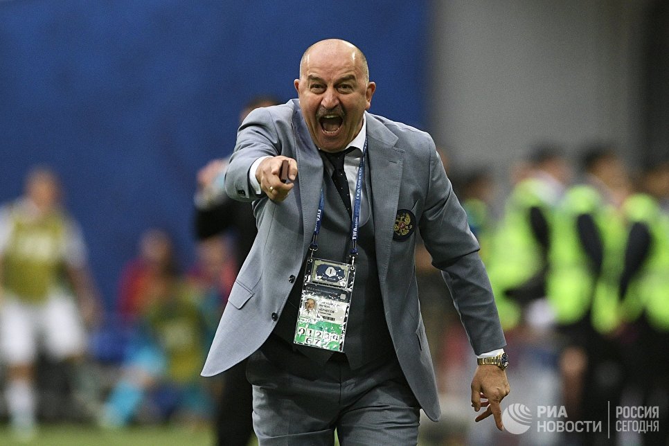 Главный тренер сборной России Станислав Черчесов во время матча Кубка конфедераций-2017 по футболу между сборными России и Новой Зеландии. 17 июня 2017 Главный тренер сборной России Станислав Черчесов во время матча Кубка конфедераций-2017 по футболу между сборными России и Новой Зеландии. 17 июня 2017