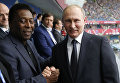 Футболист Пеле и Владимир Путин на стадионе Санкт-Петербург перед началом матча Кубка конфедераций-2017 между сборными России и Новой Зеландии. 17 июня 2017 Футболист Пеле и Владимир Путин на стадионе Санкт-Петербург перед началом матча Кубка конфедераций-2017 между сборными России и Новой Зеландии. 17 июня 2017
