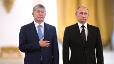Президент РФ Владимир Путин и президент Киргизии Алмазбек Атамбаев. Архивное фото Президент РФ Владимир Путин и президент Киргизии Алмазбек Атамбаев. Архивное фото