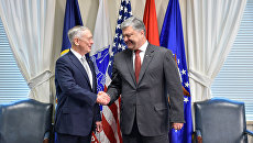 Президент Украины Петр Порошенко и министр обороны США Джеймс Мэттис во время встречи в Вашингтоне. Архивное фото Президент Украины Петр Порошенко и министр обороны США Джеймс Мэттис во время встречи в Вашингтоне. Архивное фото