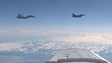 Истребитель НАТО F-16 и российский истребитель Су-27, снятые на видео с борта самолета министра обороны Сергея Шойгу Истребитель НАТО F-16 и российский истребитель Су-27, снятые на видео с борта самолета министра обороны Сергея Шойгу