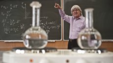 Преподаватель Владимир Овчинкин во время проведения лекции по термодинамике в МФТИ Преподаватель Владимир Овчинкин во время проведения лекции по термодинамике в МФТИ