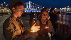 Участники патриотической акции Линия памяти зажигают свечи на Крымской набережной вдоль Москвы-реки в память о погибших в Великой Отечественной войне Участники патриотической акции Линия памяти зажигают свечи на Крымской набережной вдоль Москвы-реки в память о погибших в Великой Отечественной войне