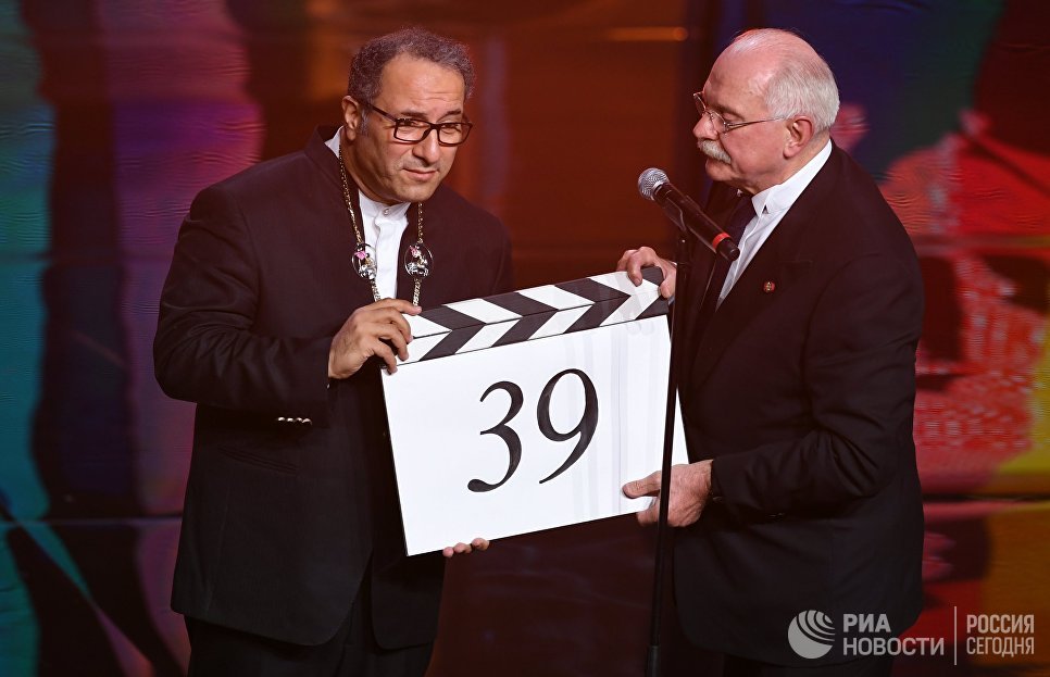 Иранский режиссёр, председатель жюри основного конкурса Реза Миркарими и председатель Союза кинематографистов России, режиссер Никита Михалков (справа) на церемонии открытия 39-го Московского международного кинофестиваля в Москве Иранский режиссёр, председатель жюри основного конкурса Реза Миркарими и председатель Союза кинематографистов России, режиссер Никита Михалков (справа) на церемонии открытия 39-го Московского международного кинофестиваля в Москве
