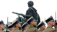 Солдаты вооруженных сил Польши у памятника советским воинам в Варшаве. Архивное фото Солдаты вооруженных сил Польши у памятника советским воинам в Варшаве. Архивное фото