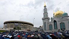 Мусульмане у Соборной мечети в Москве в день праздника Ураза-байрам. архивное фото Мусульмане у Соборной мечети в Москве в день праздника Ураза-байрам. архивное фото