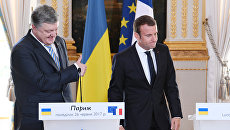 Президент Франции Эммануэль Макрон и президент Украины Петр Порошенко во время встречи в Париже Президент Франции Эммануэль Макрон и президент Украины Петр Порошенко во время встречи в Париже