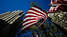 Флаги США возле Рокфеллеровского центра в Нью-Йорке. Архивное фото Флаги США возле Рокфеллеровского центра в Нью-Йорке. Архивное фото