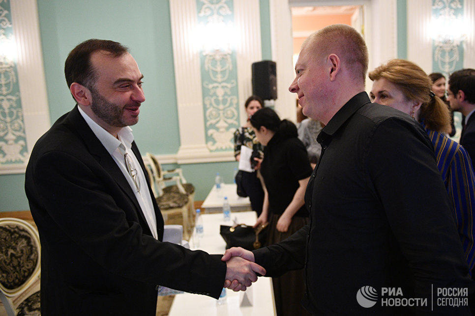 Дмитрий Бертман и Валерий Мельников на открытии фотовыставки Война и… мiръ? в фойе Зимина Московского музыкального театра Геликон-опера Дмитрий Бертман и Валерий Мельников на открытии фотовыставки Война и… мiръ? в фойе Зимина Московского музыкального театра Геликон-опера