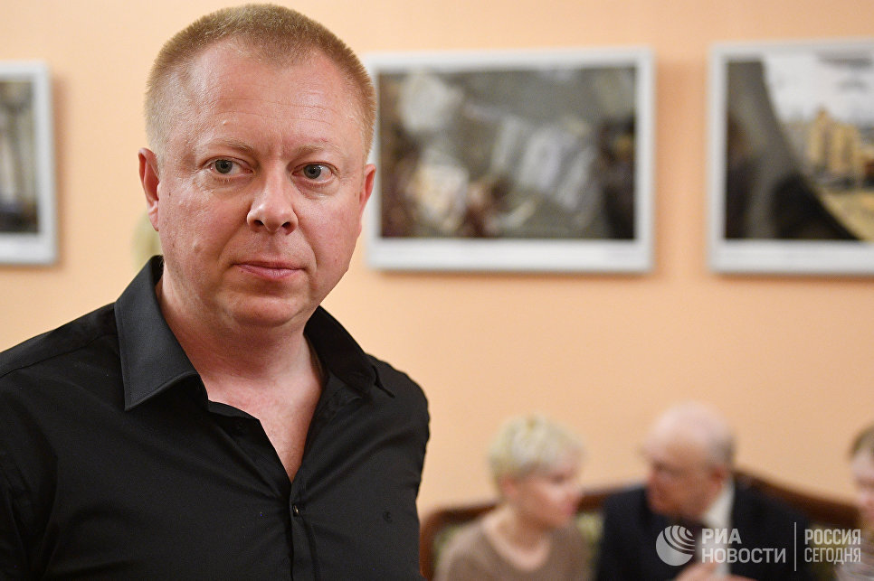 Специальный фотокорреспондент МИА Россия сегодня Валерий Мельников на открытии фотовыставки Война и… мiръ? в фойе Зимина Московского музыкального театра Геликон-опера Специальный фотокорреспондент МИА Россия сегодня Валерий Мельников на открытии фотовыставки Война и… мiръ? в фойе Зимина Московского музыкального театра Геликон-опера